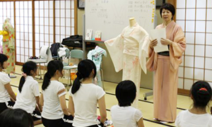 品川女子学院の中学２年生の生徒を前にゆかたの講演をする津田恵子