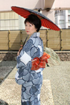 和紙の日傘と蛇の目をひろげる津田恵子